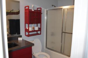 Uma casa de banho em RIVERFRONT RUBY RED HOME WITH PRIVATE DOCK