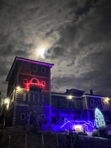 a building with red and blue lights on it at N’Kanu in Rrëshen