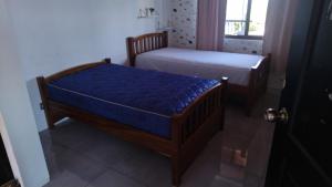 1 dormitorio con 2 camas y ventana en Casa ALGABELLA, en Ángeles