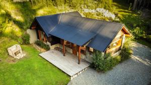 una vista aérea de una casa con techo solar en Casa Chucao en Villa La Angostura