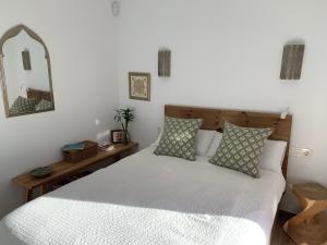 モハカルにあるRincón de Hadaのベッドルーム(白いベッド1台、枕、鏡付)