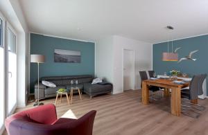 a living room with a table and a dining room at Ferienwohnung Justus in Ostseebad Karlshagen