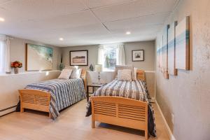 1 dormitorio con 2 camas, mesa y sillas en Pet-Friendly Narragansett Home with Deck and Gas Grill, en Narragansett