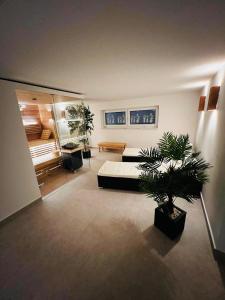 Cette grande chambre comprend un lit et un piano. dans l'établissement Apartment an der Wurmbergseilbahn 2, à Braunlage