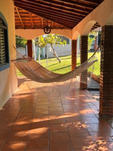 - un hamac suspendu à la terrasse couverte d'une maison dans l'établissement Rancho das Flores, à Tatuí