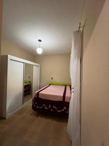 - une chambre avec un lit dans l'établissement Rancho das Flores, à Tatuí