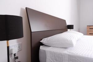 Posteľ alebo postele v izbe v ubytovaní Azure FOUR