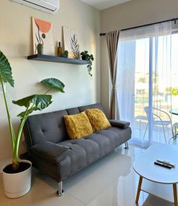 uma sala de estar com um sofá e uma mesa em Condominio en Lomas de Mazatlán em Mazatlán