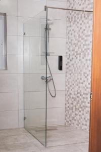 y baño con ducha y puerta de cristal. en Azure FOUR en Żurrieq