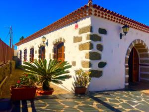 a white building with plants in front of it at Villa tegueste in Tegueste