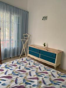 ein Schlafzimmer mit einem Bett, einer Kommode und einem Fenster in der Unterkunft Résidence sassi in Nabeul