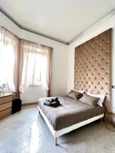 1 dormitorio con 1 cama grande y cabecero grande en Aristocasa B&B luxury rooms, en Palermo