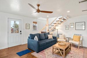 Posezení v ubytování Das Grun Haus With Private Hot Tub