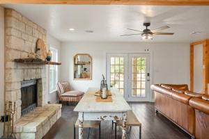 Χώρος καθιστικού στο The Hidden Tavern House With Private Hot Tub +37 φωτογραφίες