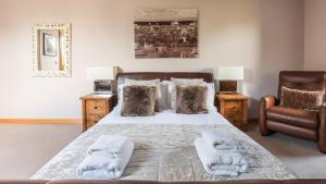 1 dormitorio con 1 cama y 1 silla en Garden Cottage, Crail, en Crail