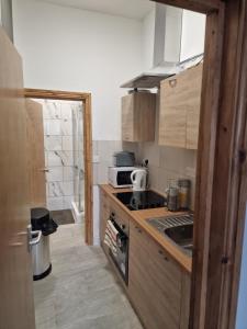 eine kleine Küche mit einer Spüle und einer Mikrowelle in der Unterkunft 31 London Road Liverpool Sleeps 4 in Liverpool
