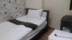 - une chambre avec un lit doté d'un oreiller et d'une table dans l'établissement Hamory Guesthouse Dongdaemun, à Séoul
