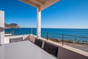 balcón con mesa y vistas al océano en Calilla de San José, en San José