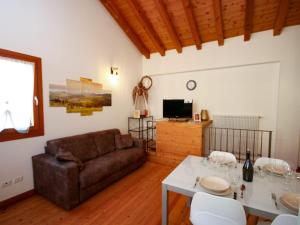 ein Wohnzimmer mit einem Sofa und einem Tisch in der Unterkunft DOMUS JESSICA in Campea