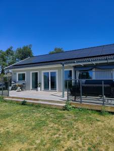 een huis met een solarium aan de voorzijde bij Tångaberg, Varberg in Varberg