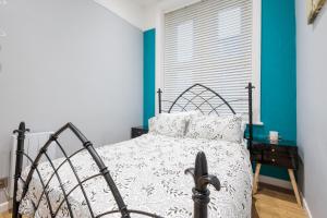 1 dormitorio con cama y pared azul en Durley Gardens, by the Beach, en Bournemouth