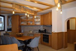 een keuken met houten kasten en een houten tafel bij Супер луксозен апартамент в Winslow in Bansko