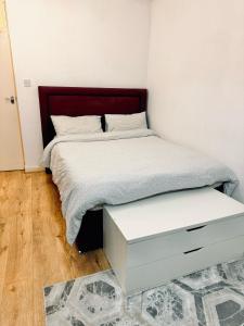 Postel nebo postele na pokoji v ubytování londesborough inn