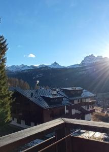 a view of a building with mountains in the background at Panorama mozzafiato in Cortina dʼAmpezzo