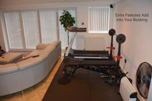 Fitnesscentret og/eller fitnessfaciliteterne på Cozy, modern, spacious 4 bedroom house in london