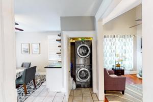 Waschmaschine und Trockner im Wohnzimmer in der Unterkunft Luxury on Piedmont in Atlanta