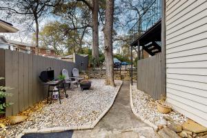 einen Hinterhof mit einem Zaun und einem Tisch in der Unterkunft Luxury on Piedmont in Atlanta