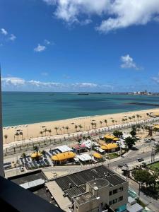 - une vue sur la plage et un parking dans l'établissement Flat Atlântico Neto, à Fortaleza