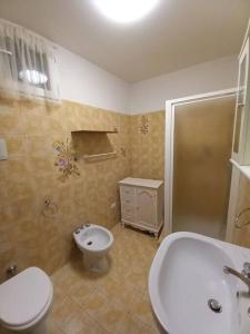 uma casa de banho com um WC, um lavatório e um chuveiro em Casa vacanza Sunflower em Ponte Caffaro