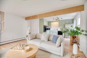 sala de estar con sofá y mesa en Coastal Haven - Cozy Cottage for Family Vacation, en Fairfield