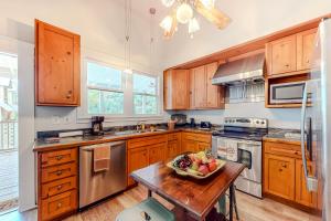 una cocina con armarios de madera y un bol de fruta en una mesa en Oak Street Bungalow en Arcadia