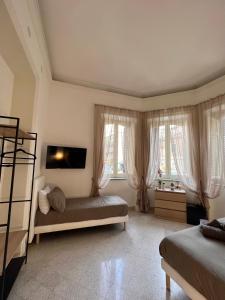 1 dormitorio con 2 camas y 2 ventanas en Aristocasa B&B luxury rooms en Palermo