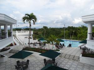 Bassein majutusasutuses Hotel Palmas De Alcalá või selle lähedal