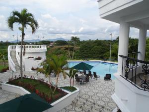 Bassein majutusasutuses Hotel Palmas De Alcalá või selle lähedal