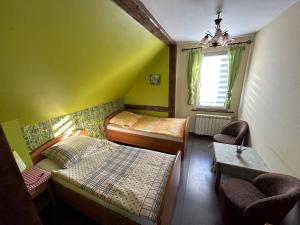 AntoninにあるOśrodek Wypoczynkowy Lido Noclegiのベッド2台と窓が備わる小さな客室です。
