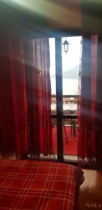 Cette chambre dispose d'une fenêtre offrant une vue sur la plage. dans l'établissement Guest House Cinderella, à Herceg-Novi