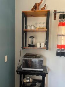 a microwave oven sitting on a table in a room at Casa de huéspedes con lo que necesitas para ti in San Pablo Villa de Mitla