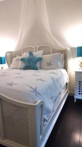 Кровать или кровати в номере Inn on the Avenue
