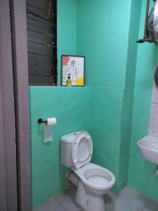 ein Bad mit einem WC und einem Waschbecken in der Unterkunft Comfy spacious apartment in Pretoria
