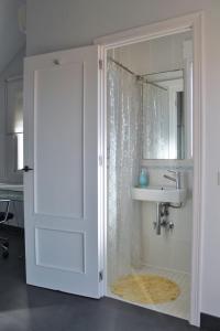 un baño con ducha y lavabo en Mi Lugarcito en ISLA PLANA, en Isla Plana