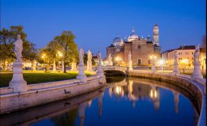 a bridge over a river in a city at night at Villa Nadia in Dolo