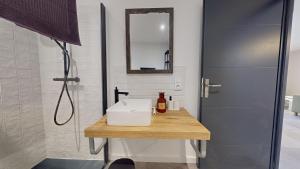 een badkamer met een wastafel en een douche bij Appartement Premium avec Terrasse - Parking privatif Gratuit - Fibre Wi-Fi - À 2 min Centre-Ville Dole in Dole