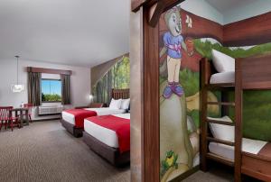 Great Wolf Lodge Arizona في سكوتسديل: غرفة في الفندق بسريرين بطابقين وغرفة نوم