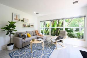 Posezení v ubytování Bright & Comfortable Apt in Victoria Park + 8 fotografií