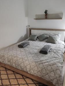 Giường trong phòng chung tại Apartman Divčibarska jela