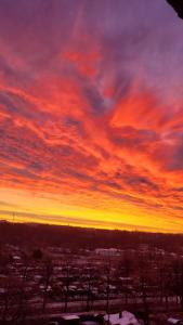 Un tramonto con un rosso nel cielo di Pension Berghof a Breitenbrunn